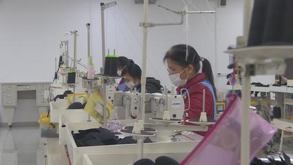 【快讯】赶工期 抓效率 梁平仰慕服饰每天赶制产品3000件